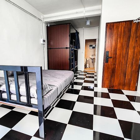 Noir Cafe And Hostel Chinatown Бангкок Экстерьер фото