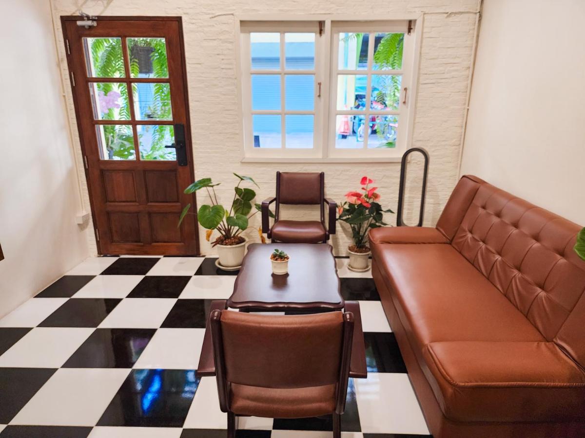 Noir Cafe And Hostel Chinatown Бангкок Экстерьер фото