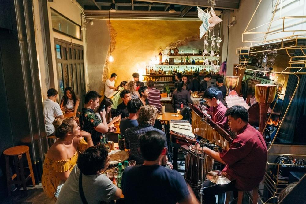 Noir Cafe And Hostel Chinatown Бангкок Экстерьер фото