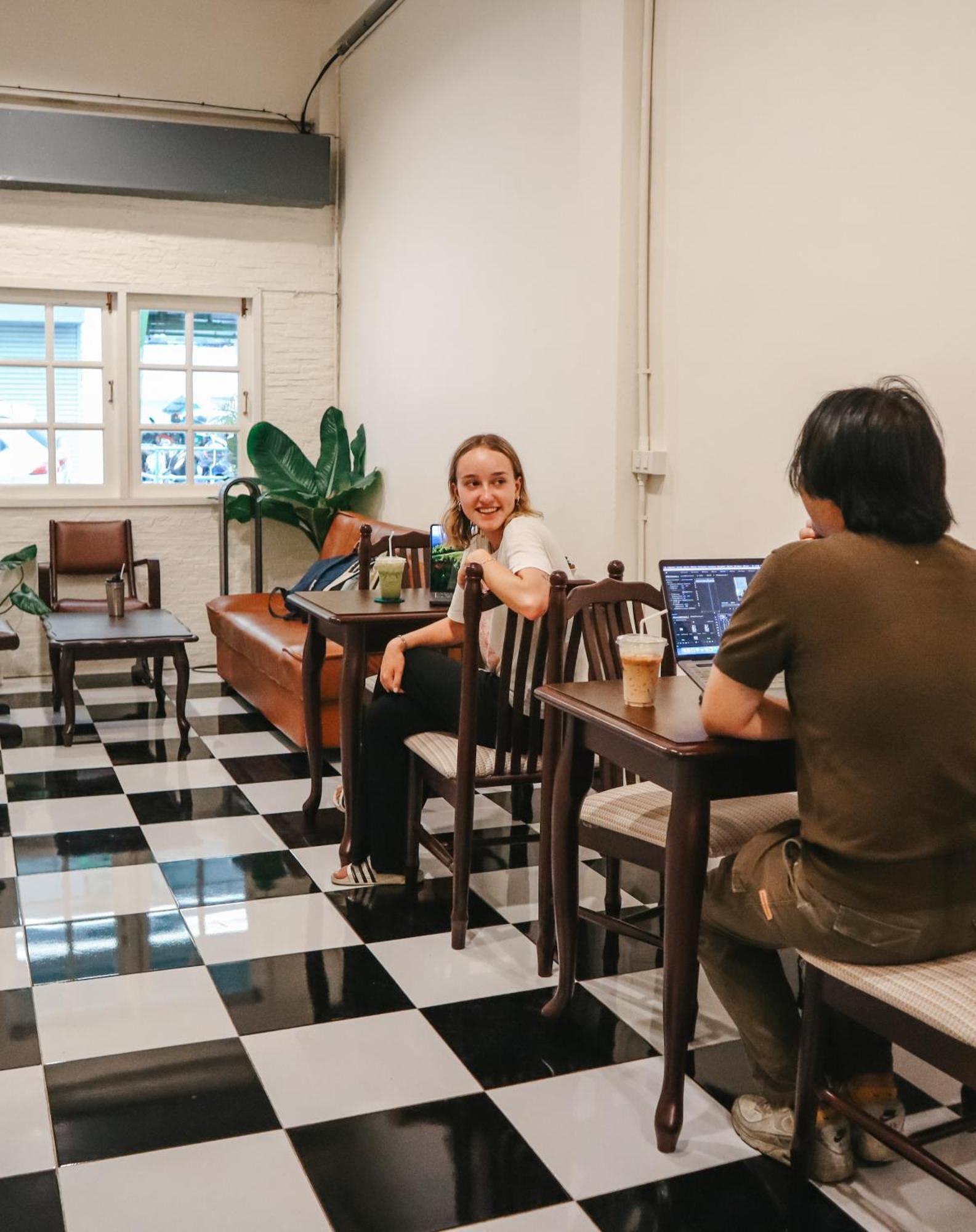 Noir Cafe And Hostel Chinatown Бангкок Экстерьер фото