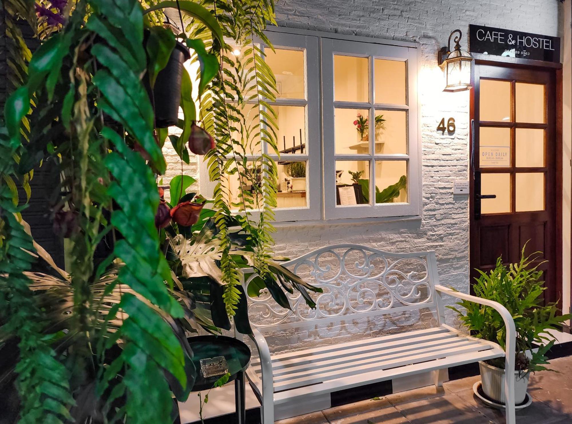 Noir Cafe And Hostel Chinatown Бангкок Экстерьер фото