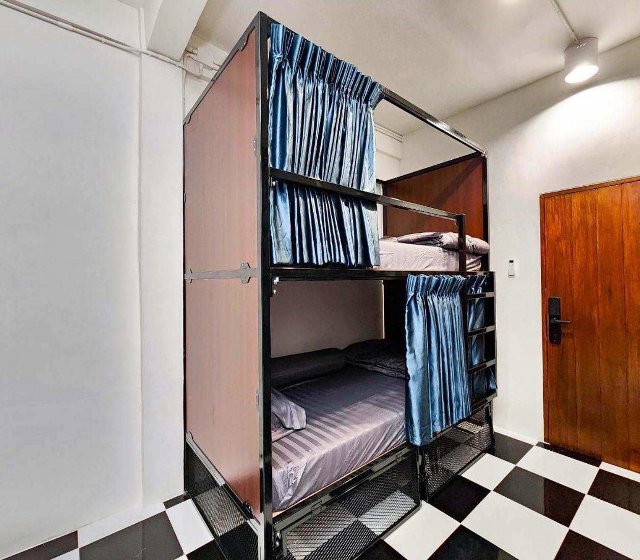 Noir Cafe And Hostel Chinatown Бангкок Номер фото