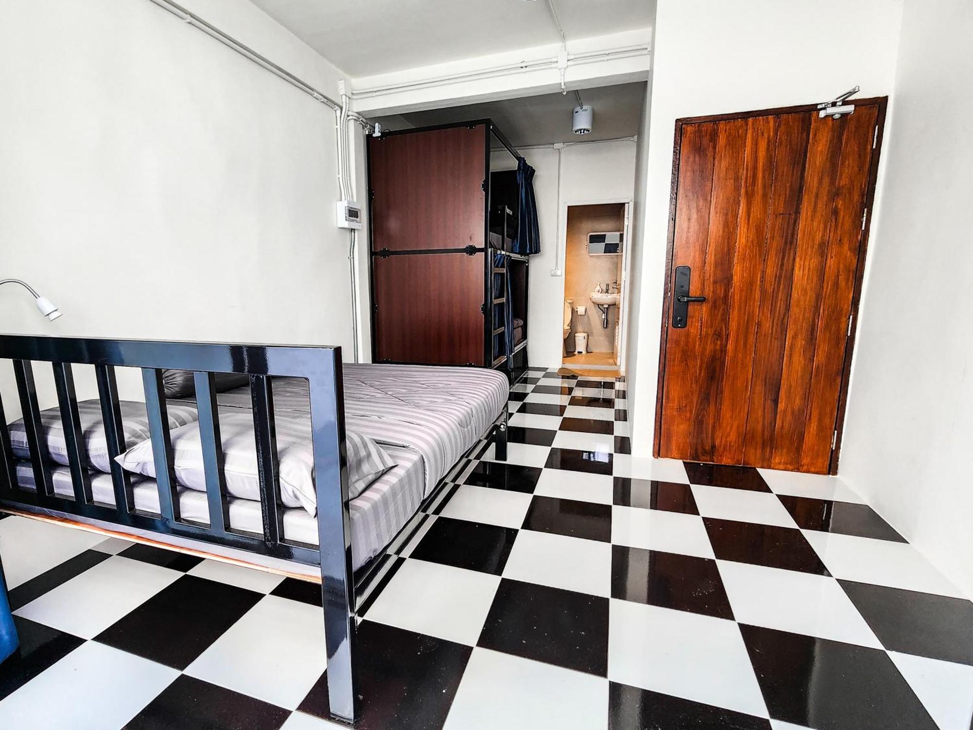 Noir Cafe And Hostel Chinatown Бангкок Экстерьер фото